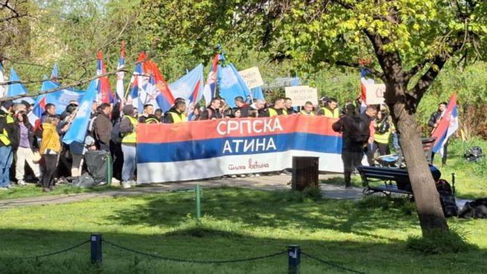 Grupa pešaka nosila je transparent na kojem piše „Srpska Atina, tiha većina"