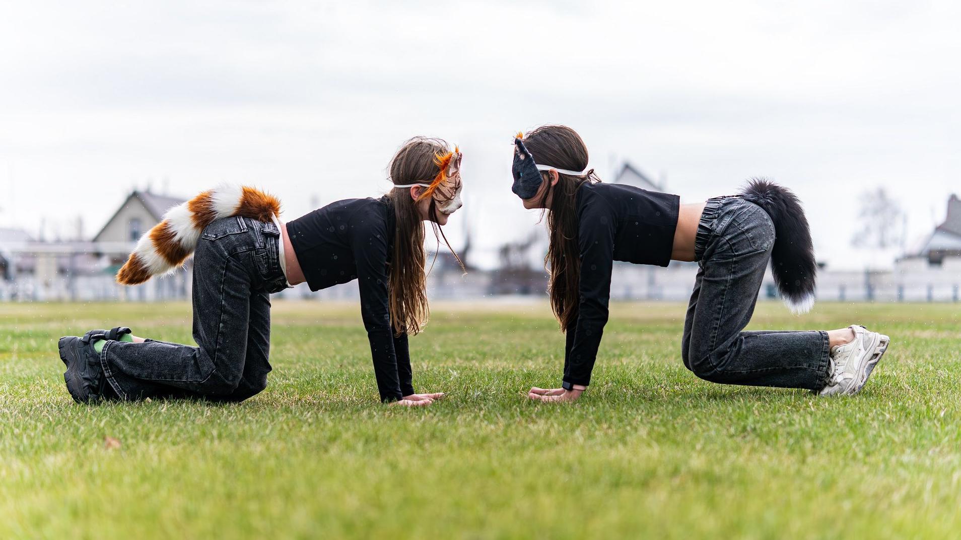 Da li je kvadrobik pretnja po čovečanstvo ili budućnost atletike 2 Dve tinejdžerke sa maskama životinja na licu i repovima kleče oslonjene rukama na zemlju