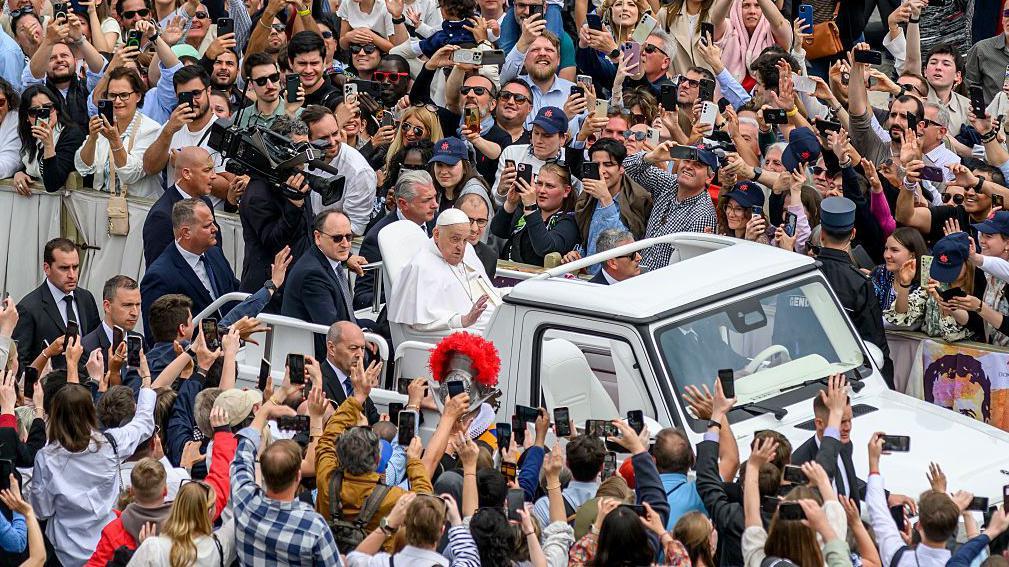 Od izbacivača do pontifika: Pet stvari koje možda niste znali o papi Franji 4 Papa Franja je poslednji put otišao na Trg Svetog Petra dan pre smrti, mašući iz „papamobila”