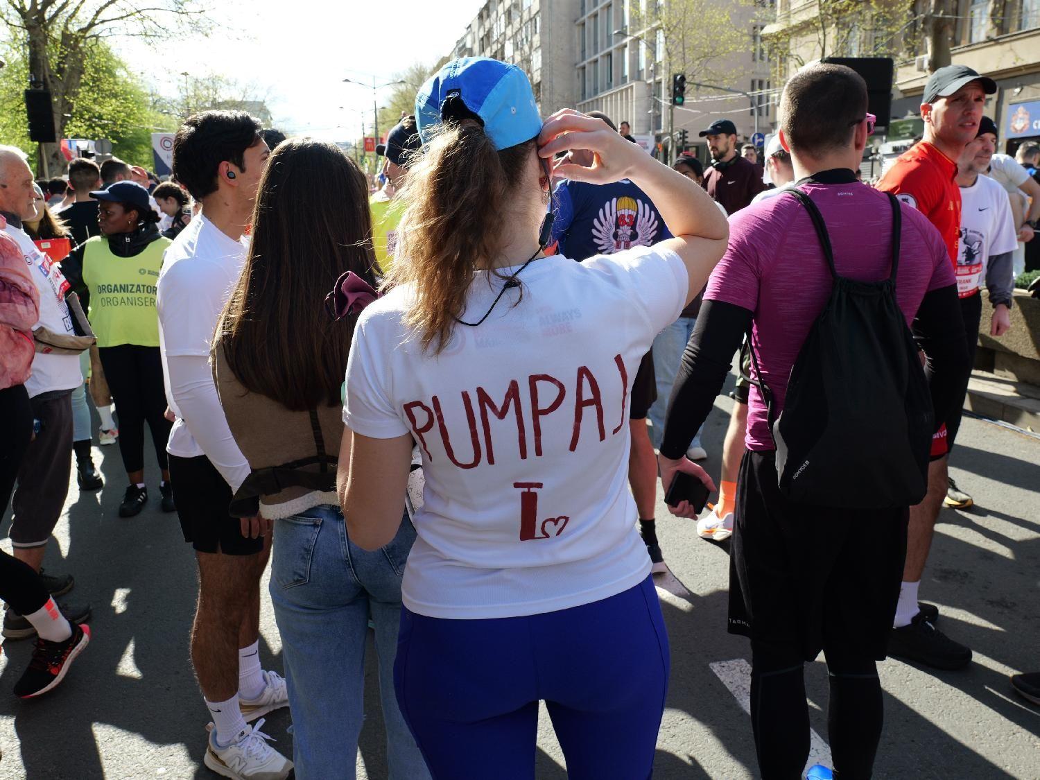 Rekordi, susnežica i 'Pumpaj': Beogradski maraton u fotografijama 8 Natpis Pumpaj na majici