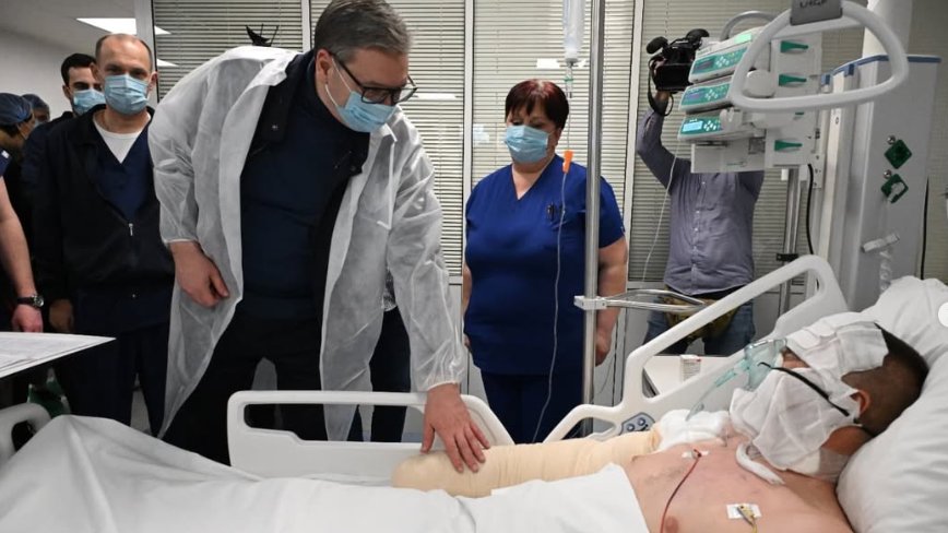 Šta je intenzivna nega i ko sme da uđe 1 vučić na odeljenju intenzivne nege, Vučić na odeljenju intenzivne nege Kliničko-bolničkog centra Srbije u Beogradu, gde je 17. marta 2025. posetio jednog od povređenih u požaru u Kočanima, u Severnoj Makedoniji