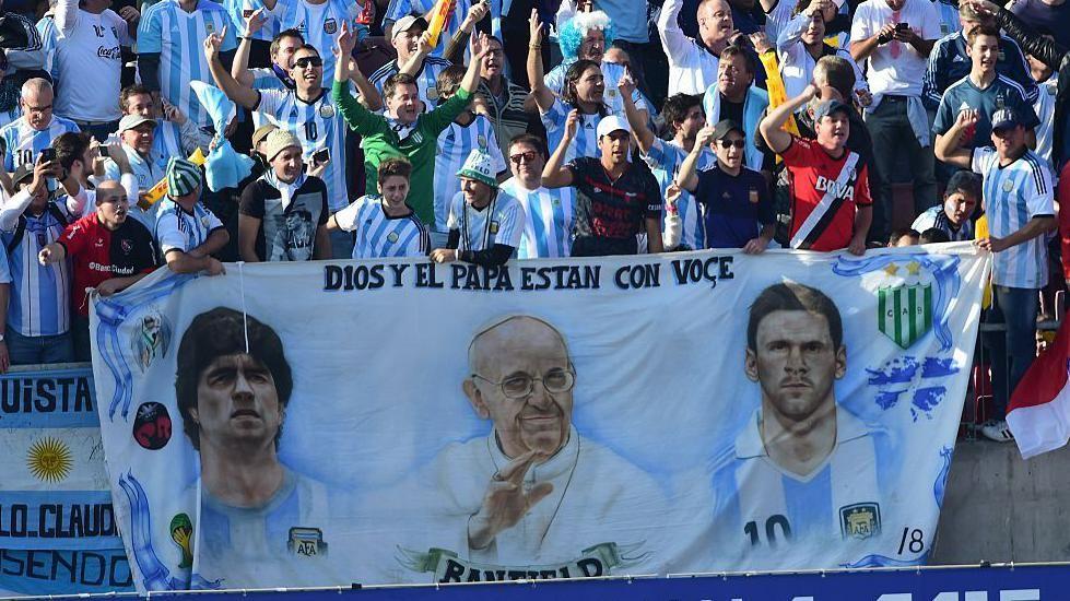 Zašto papa Franja tokom 12 godina nije posetio rodnu Argentinu 6 Papa Franja sa još dvojicom svetski poznatih Argentinaca, fudbalerima Dijegom Maradonom i Lionelom Mesijem