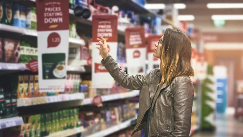 Srlja li svet u recesiju posle Trampove objave carina 1 žena u supermarketu, prodavnica, supermarket