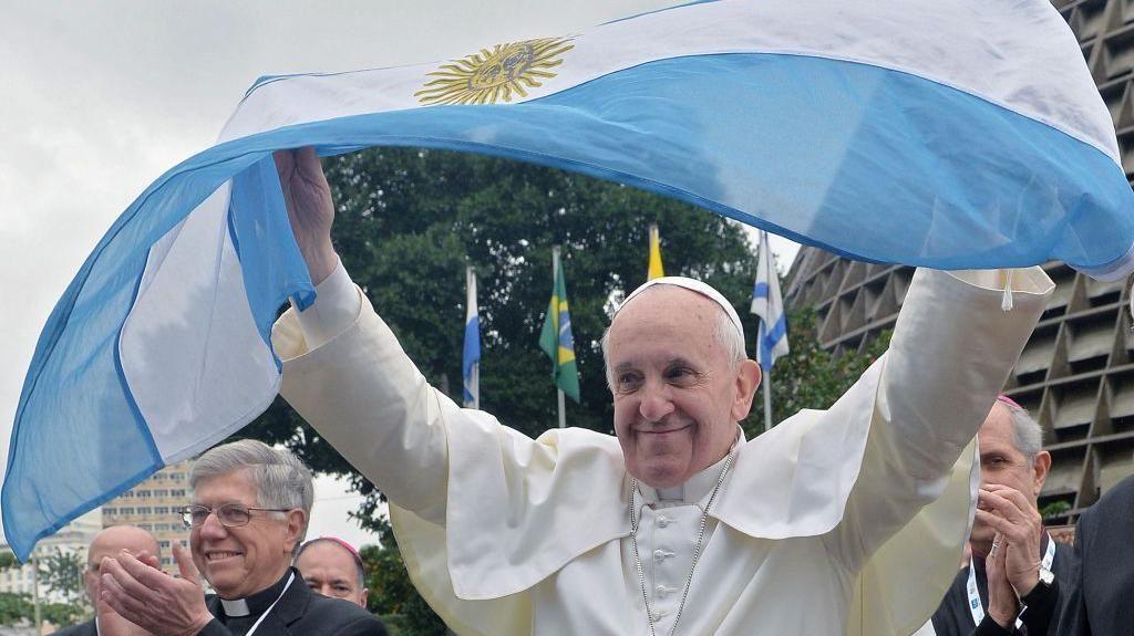 Zašto papa Franja tokom 12 godina nije posetio rodnu Argentinu 1 Papa Franja sa argentinskom zastavom
