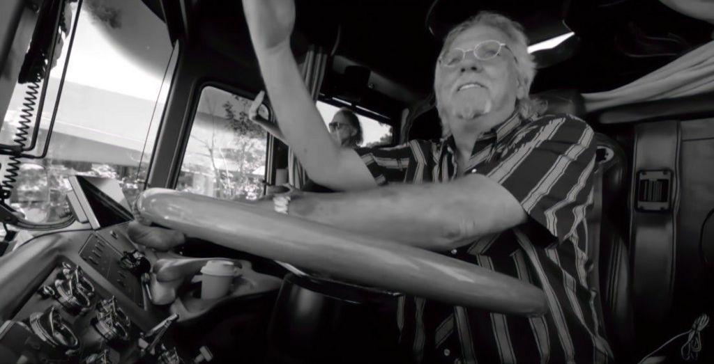 Nežnija strana Nila Janga u novom filmu 4 Džeri Don Berden vozi Nilov autobus za turneje godinama, a njihov neobavezni dijalog glavna je atrakcija dokumentarca