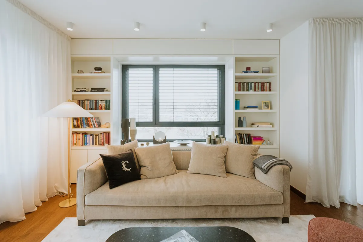 Toplina buklea i bordo detalji: Enterijer ovog stana u Beogradu na savršen način spaja eleganciju i funkcionalnost 1