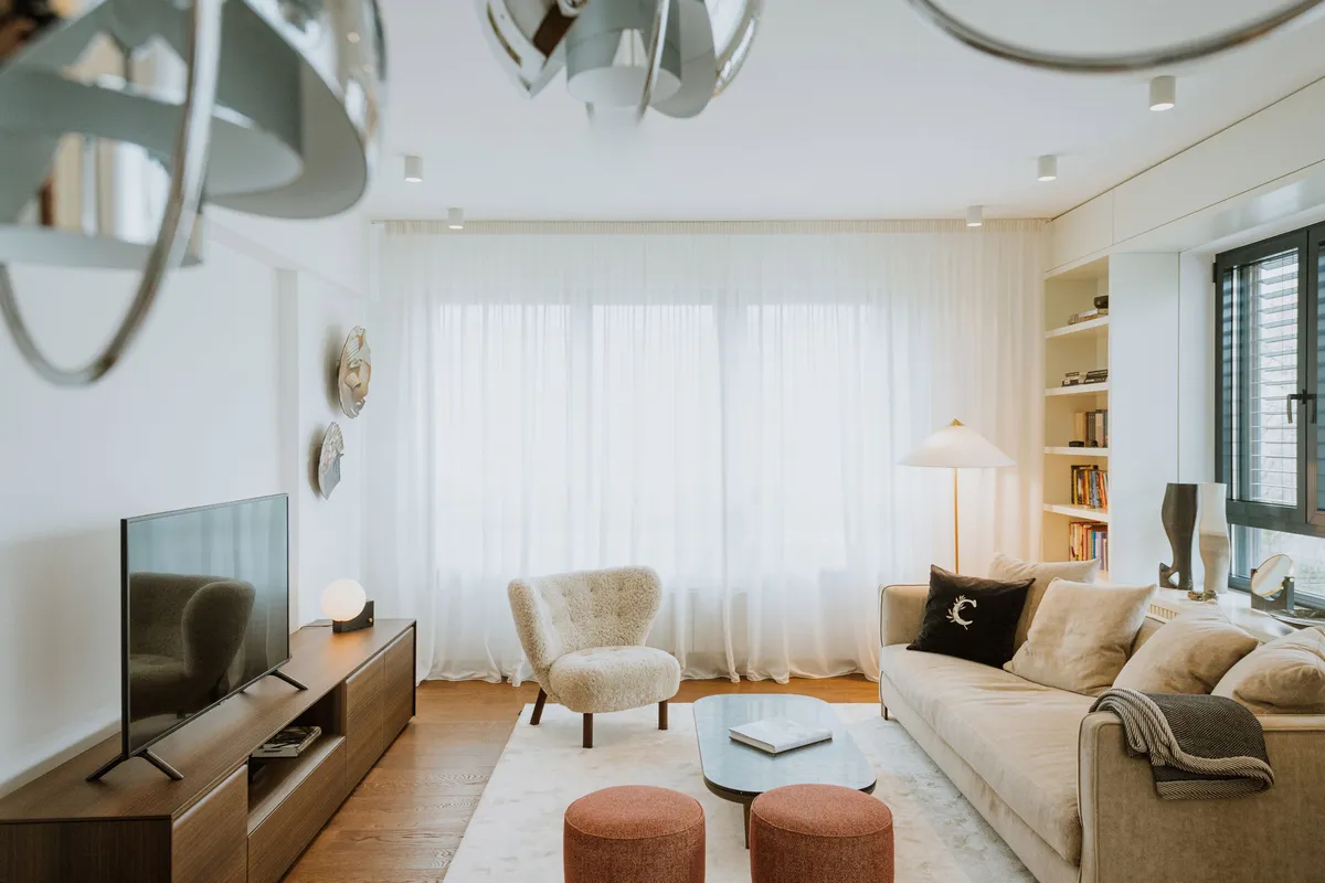 Toplina buklea i bordo detalji: Enterijer ovog stana u Beogradu na savršen način spaja eleganciju i funkcionalnost 3