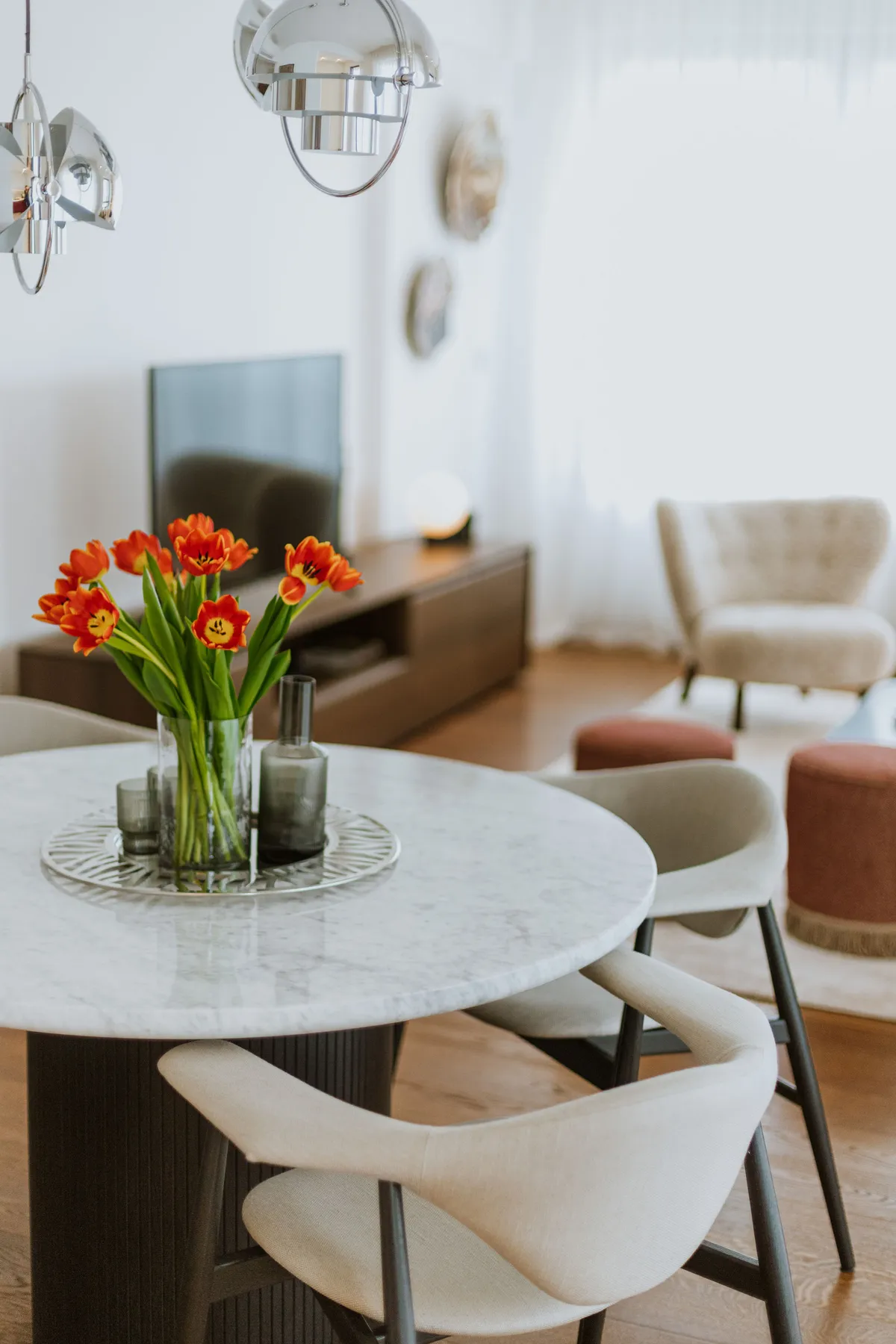 Toplina buklea i bordo detalji: Enterijer ovog stana u Beogradu na savršen način spaja eleganciju i funkcionalnost 2