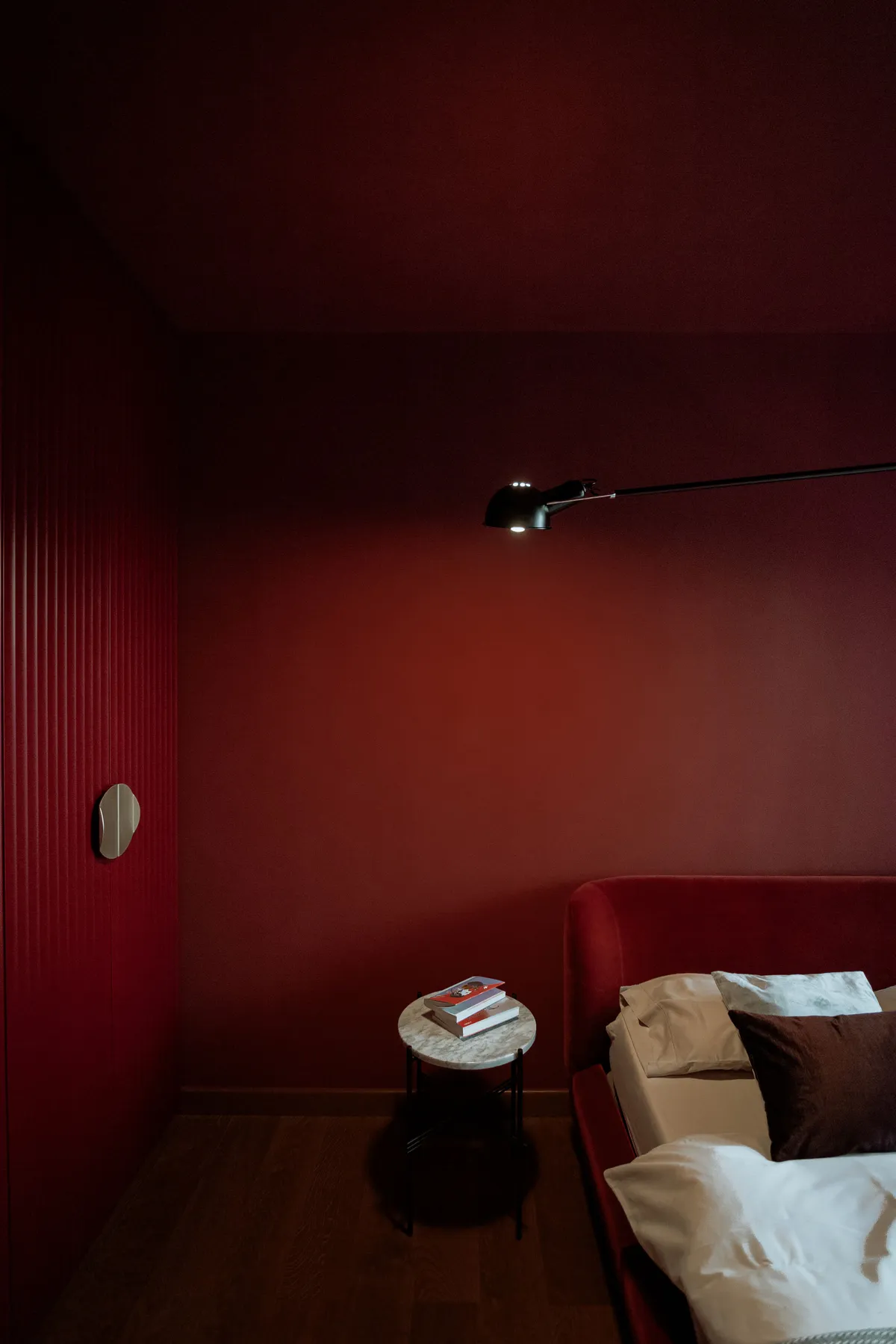 Toplina buklea i bordo detalji: Enterijer ovog stana u Beogradu na savršen način spaja eleganciju i funkcionalnost 5