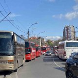 Ogroman broj ljudi iz svih pravaca stiže u centar grada: Autobusi parkirani kod SIV-a i Cvetkove pijace (VIDEO) 11