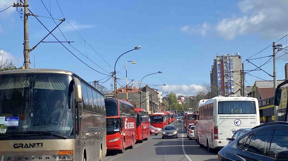 Ogroman broj ljudi iz svih pravaca stiže u centar grada: Autobusi parkirani kod SIV-a i Cvetkove pijace (VIDEO) 1