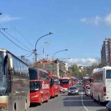 Glas Šumadije: Napadnut novinar tokom izveštavanja o polasku pristalica SNS na miting u Beogradu 5