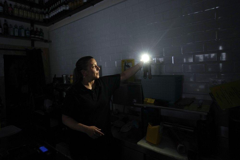 Kolaps, mrak i sveće: Vraća se struja u Španiju i Portugal, utvrđuje se uzrok 2 struja, nestanak struje