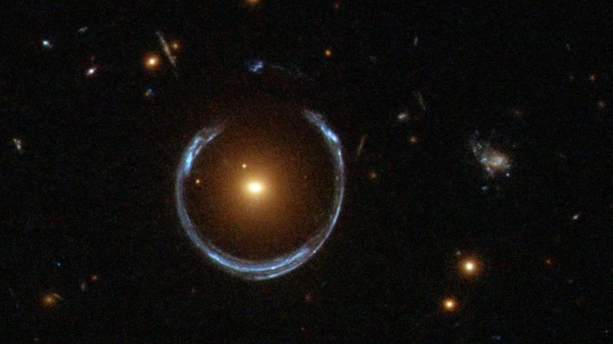 Tri stvari za koje Ajnštajn (navodno) nije bio u pravu 3 Daleka galaksija Plava potkovica, koju je uveličala Svetleća crvena galaksija ispred nje