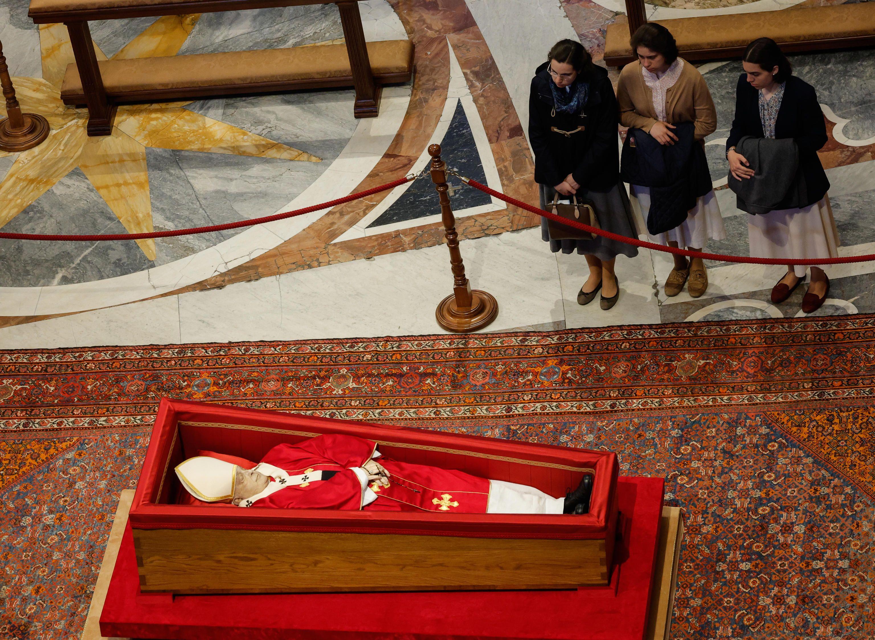 U fotografijama: Vernici se opraštaju od pape Franje 5 Tri žene stoje pored tela pape Franje