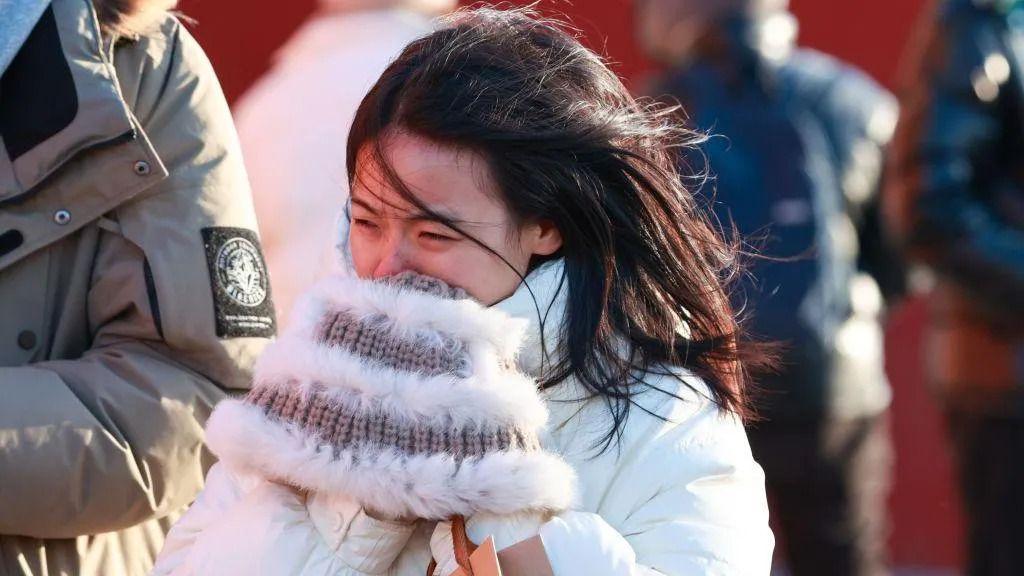 Devojka sa zimskom kapo i u perjanoj jakni