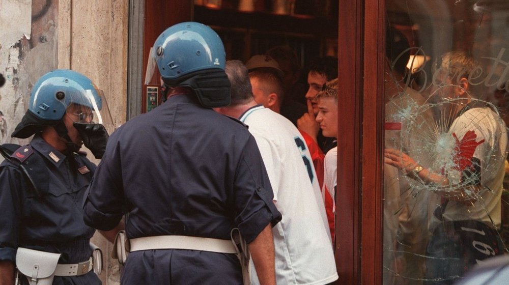 U neredima pre rimskog derbija povređena 24 policajca: Na stadionu miroljubivo, na ulicama ratno stanje 1