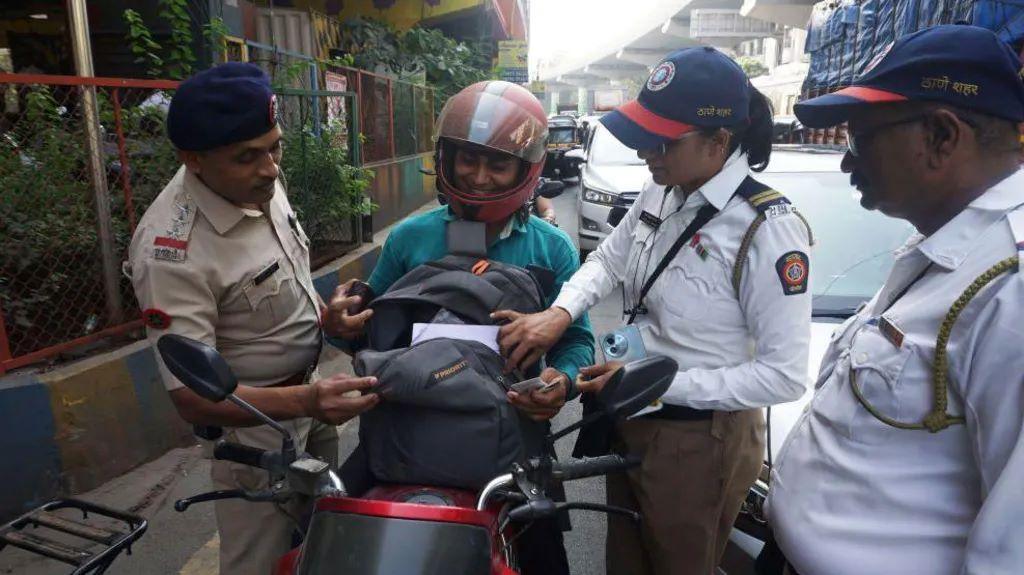 Ko ne izvede psa u šetnju, u Indiji može da završi u zatvoru 4 troje indijskih policajaca razgovara sa motoristom