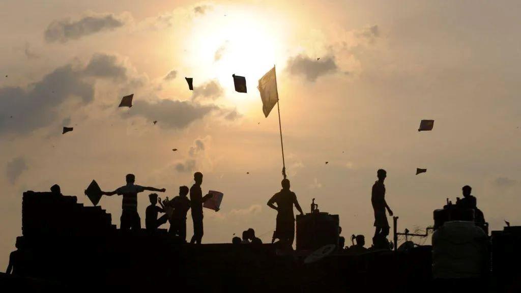 Ko ne izvede psa u šetnju, u Indiji može da završi u zatvoru 2 ljudi puštaju zmajeve u sumrak