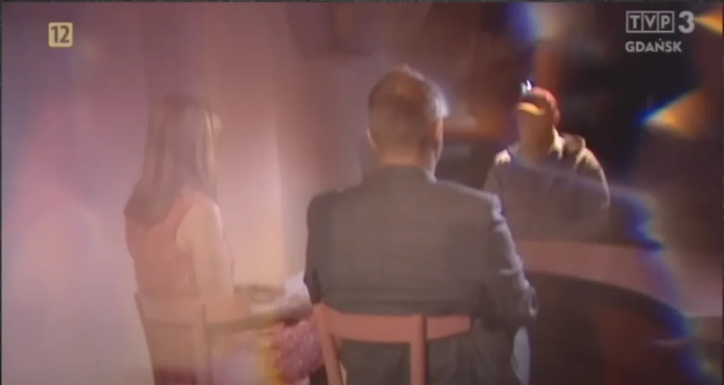 Navrocki prerušen kao njegov alter-ego Tadeuš Batir, sa šeširom i zamućenog lica