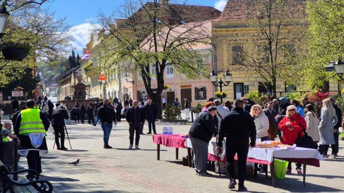 Pošli peške sa Kosova u Beograd na Vučićev sabor, u Ljig stigli autobusima 5 Doček u Sremskim Karlovcima sa posluženjem za učesnike šetnje