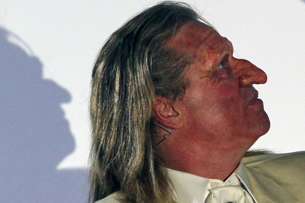 Val Kilmer: Briljantna, potcenjena i „teška" filmska zvezda 7 Val Kilmer nosi protetiku u njegovoj monodrami Građanin Tvejn