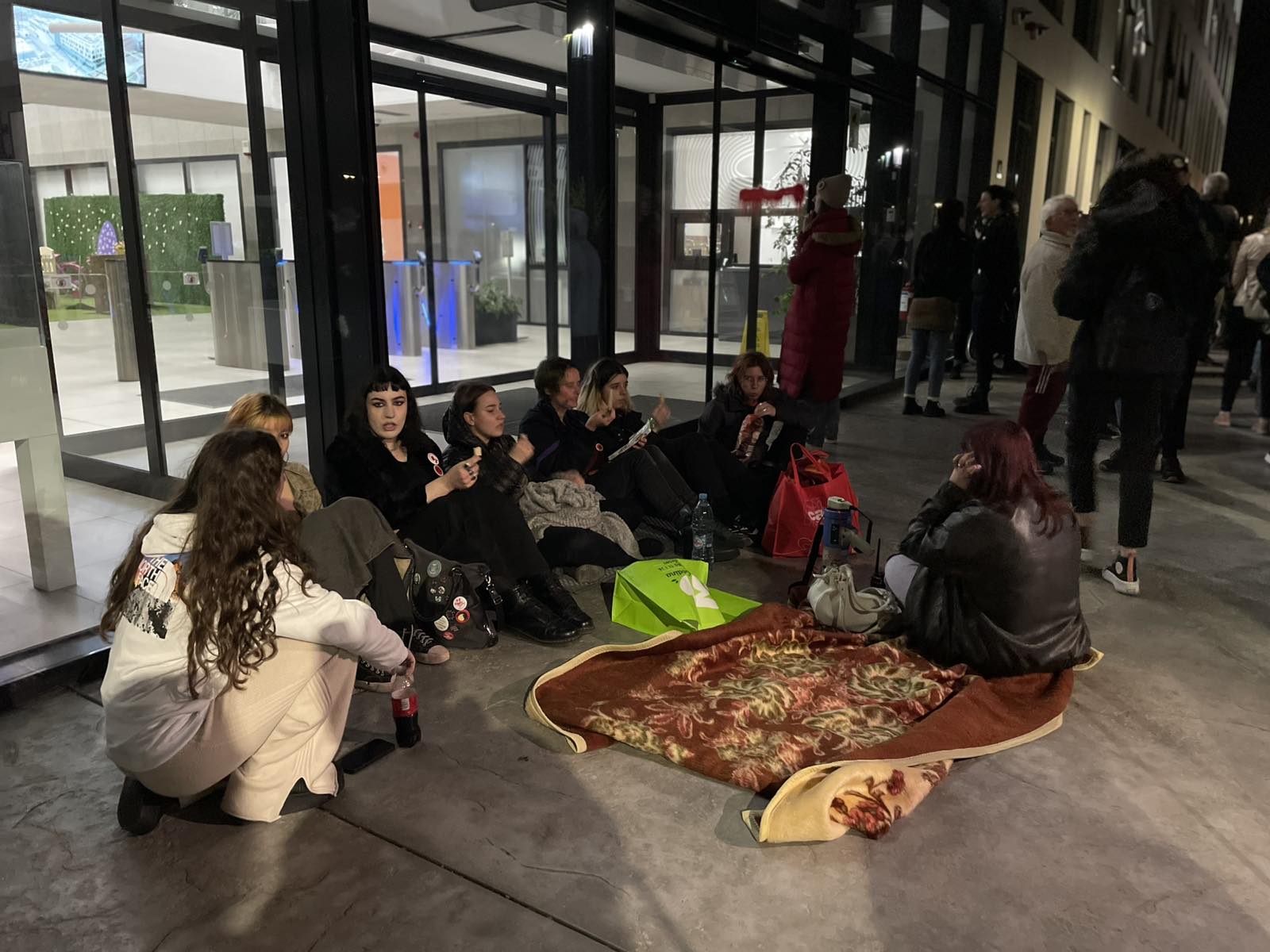 "Nisu ni jedan pristojan prilog napravili": Novosadski studenti ispred RTV-a, postavljene barikade na ulaze u zgradu (VIDEO, FOTO) 3