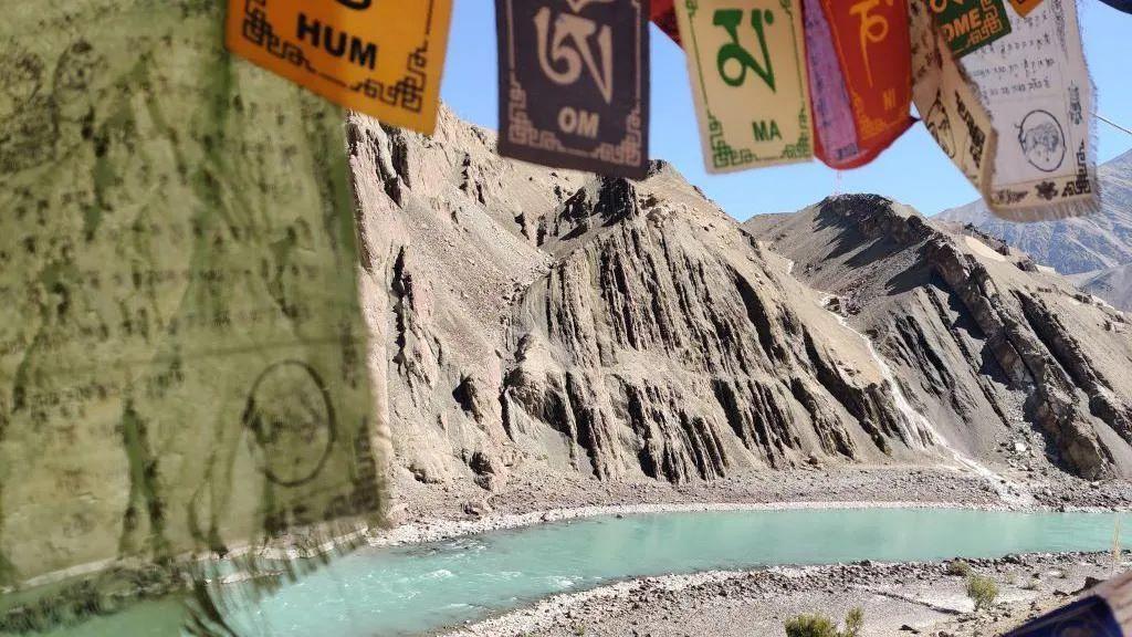 Da li Indija zaista može da spreči da reka utiče u Pakistan 3 budističke zastave iznad reke Ind