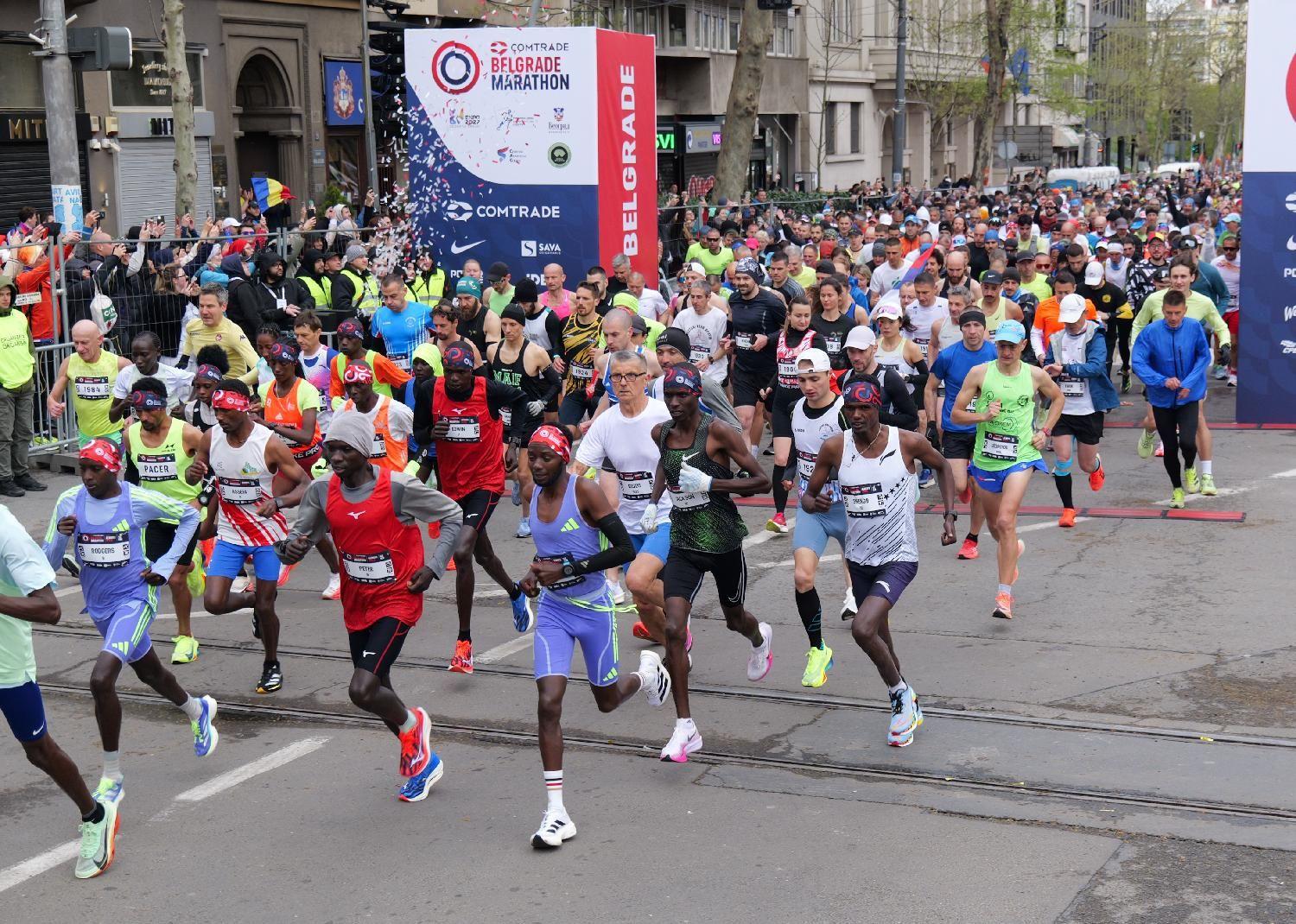 Rekordi, susnežica i 'Pumpaj': Beogradski maraton u fotografijama 4 Trkači na početku trke