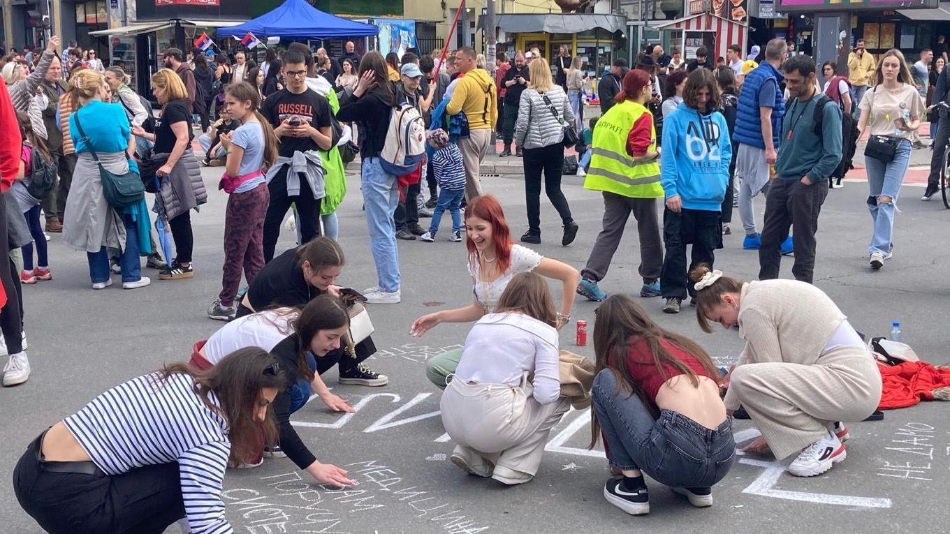 'Onlajn nije rešenje': 16 minuta tišine i blokada raskrsnice za početak protesta srednjoškolaca u Novom Sadu 1 Početak protesta srednjoškolaca u Novom Sadu
