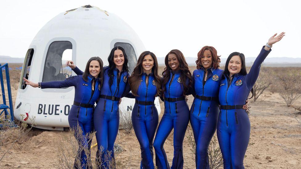 Kontroverze, kritike i izvinjenja oko odlaska ženske posade u svemir 3 The six passengers in a row arm in arm and smiling in front of the Blue Origin capsule after landing