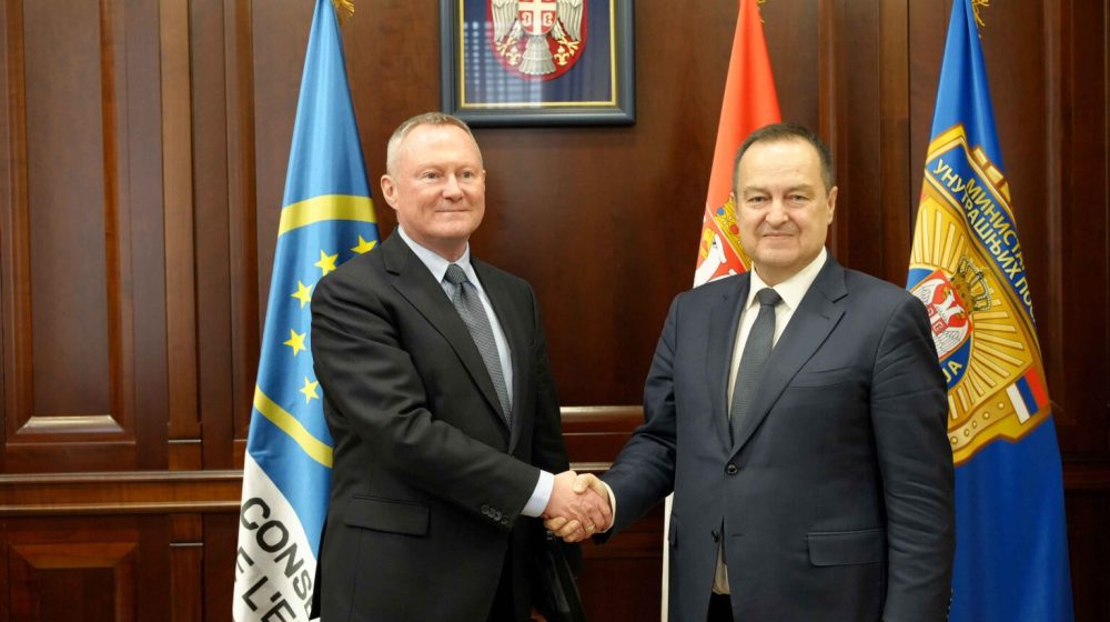 Dačić se sastao sa komesarom SE, tema bila i postupanje policije na protestima u Srbiji 1