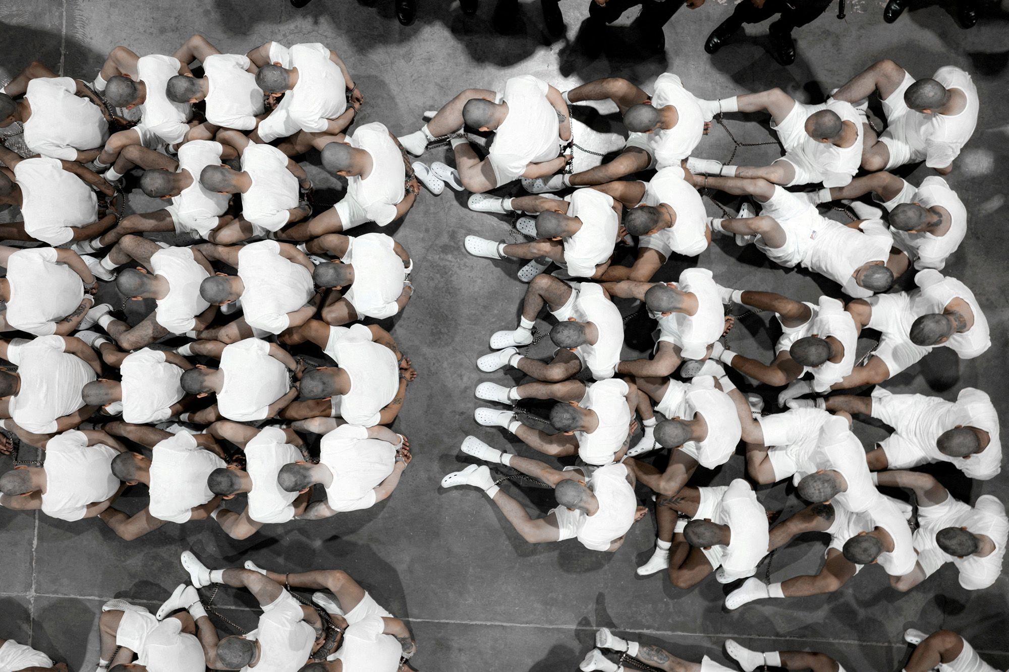 Ubrzano preobraženje nacije: 100 dana Trampove vlasti 4 Grupa ljudi obucena u belo