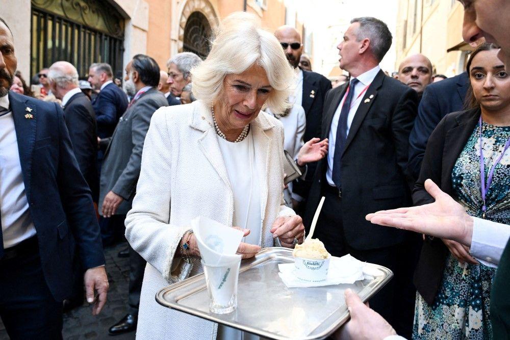 Britanski kraljevski par u Italiji na godišnjicu braka: Pica, đelato, salute amići 2 kraljica kamila, kraljica