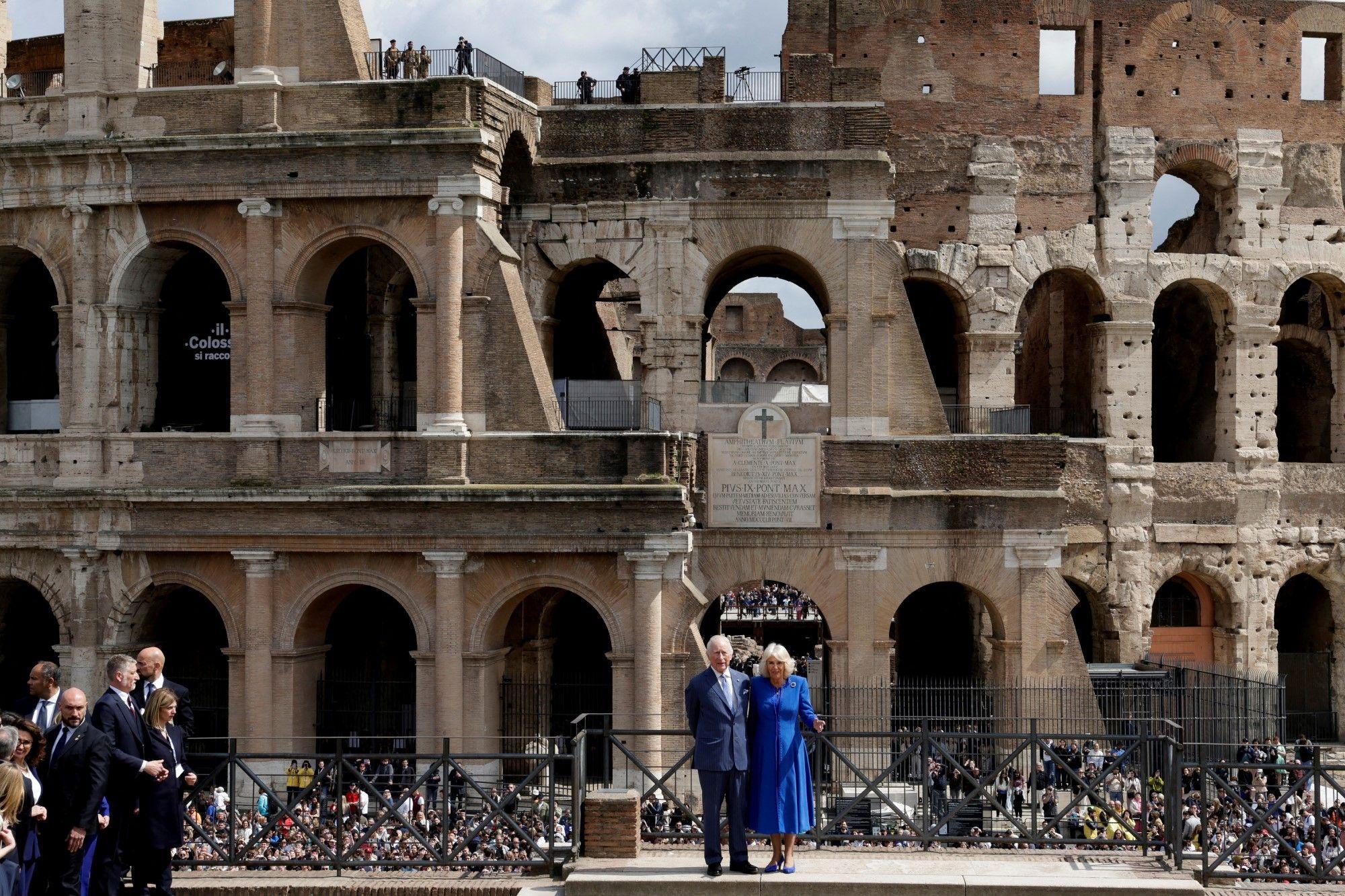 Britanski kraljevski par u Italiji na godišnjicu braka: Pica, đelato, salute amići 4 kralj i kraljica, kralj čarls i kraljica kamila u italiji