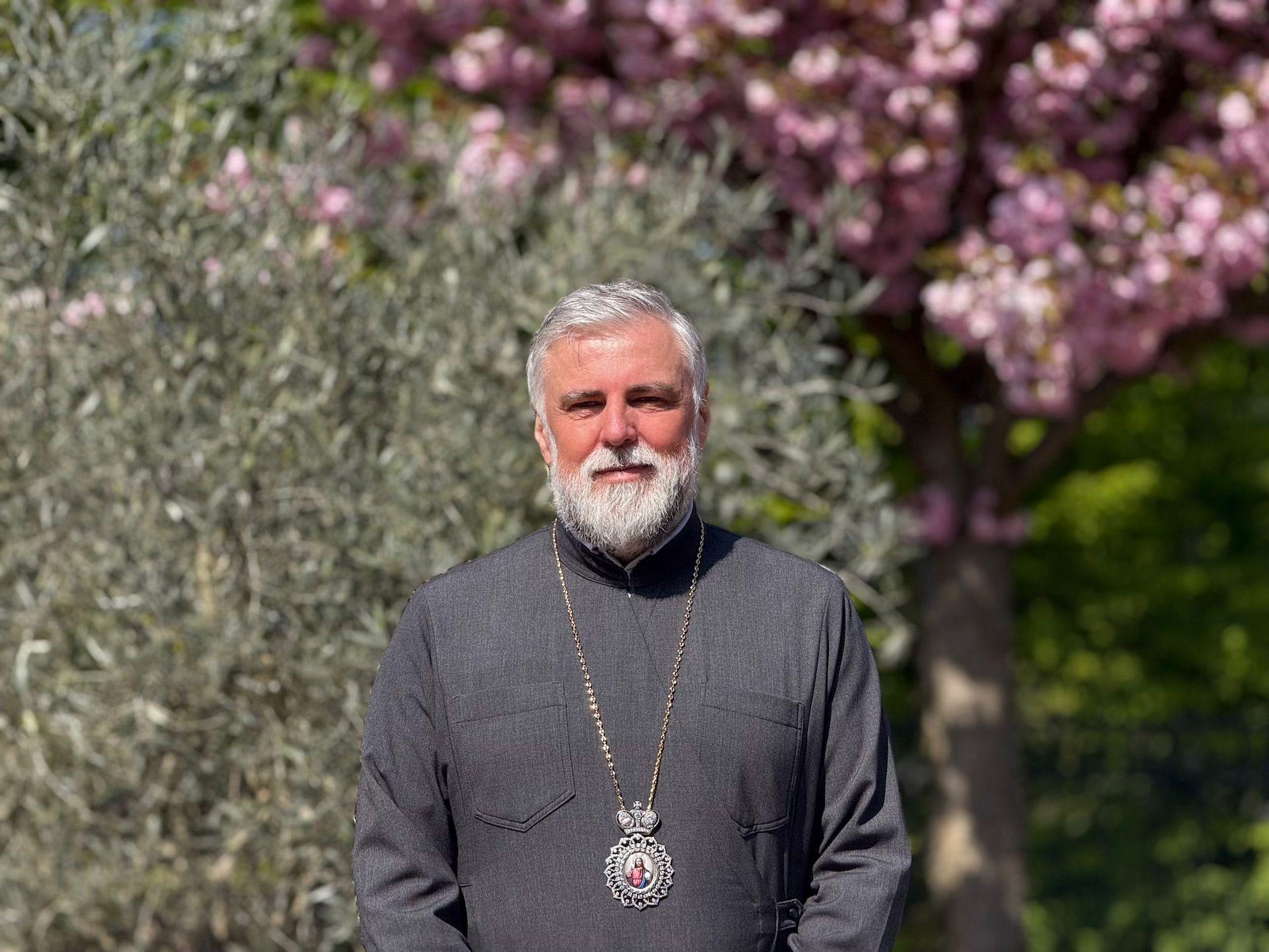 Vladika Grigorije za BBC: „Studenti su ogledalo koje sve razobličava” 5 U dvorištu crkve u Diseldorfu rastu trešnja i maslina, omiljena stabla vladike Grigorija