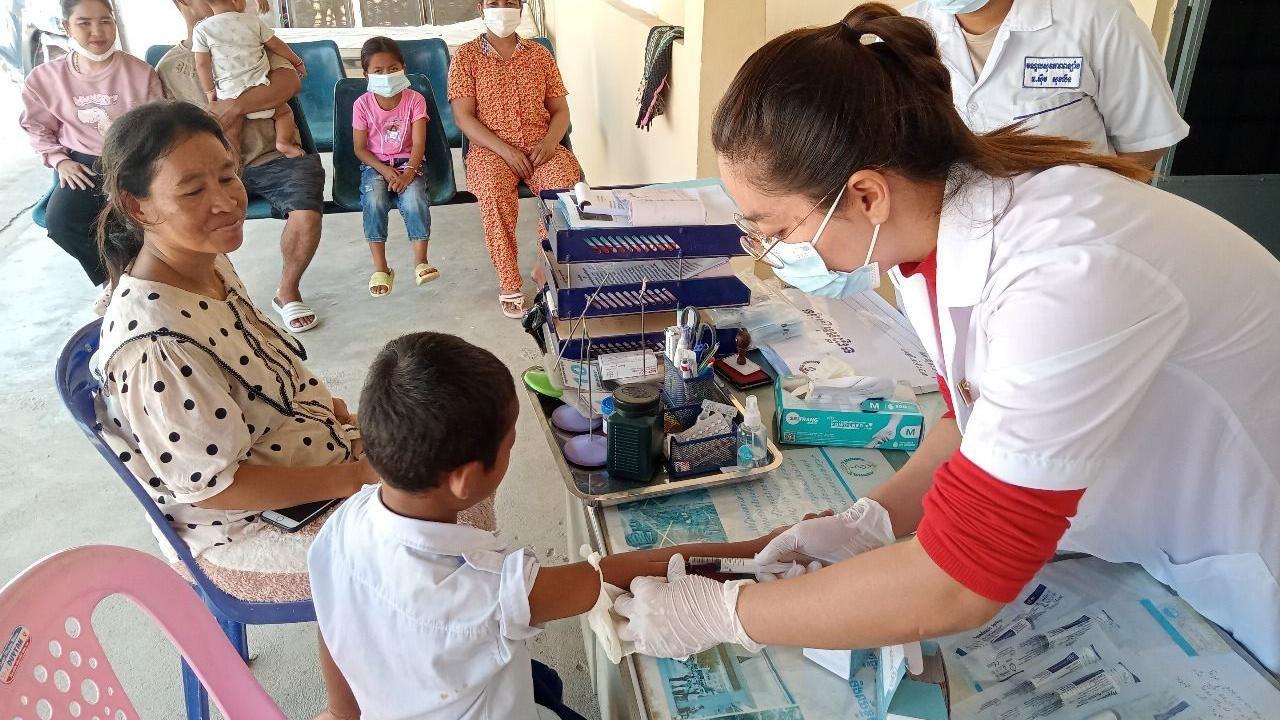 Trampovih 100 dana: Ko je najviše izgubio ukidanjem američke pomoći 4 Medicinska sestra uzima krv dečaku kako bi proverila da li ima tuberkulozu