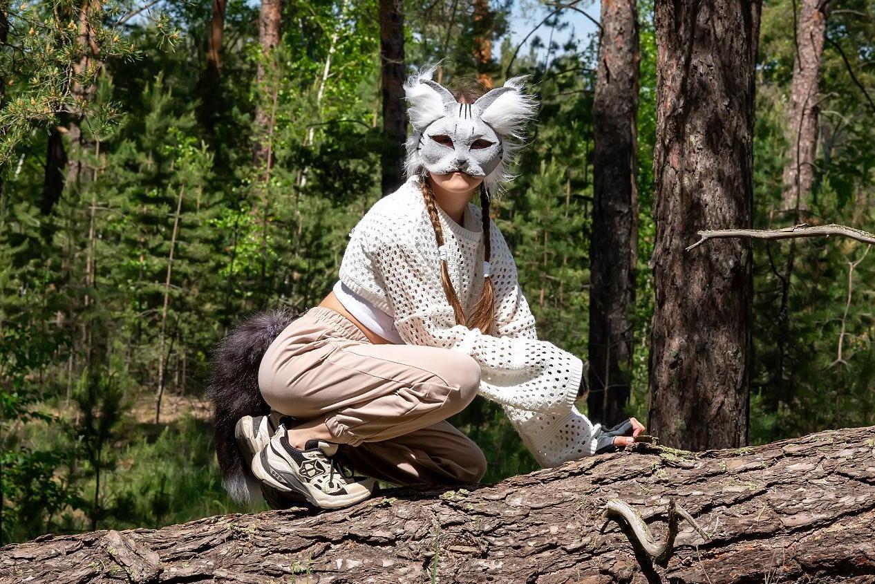 Da li je kvadrobik pretnja po čovečanstvo ili budućnost atletike 5 Tinejdžerka nosi masku životinje na glavi i čuči na oborenom drvetu