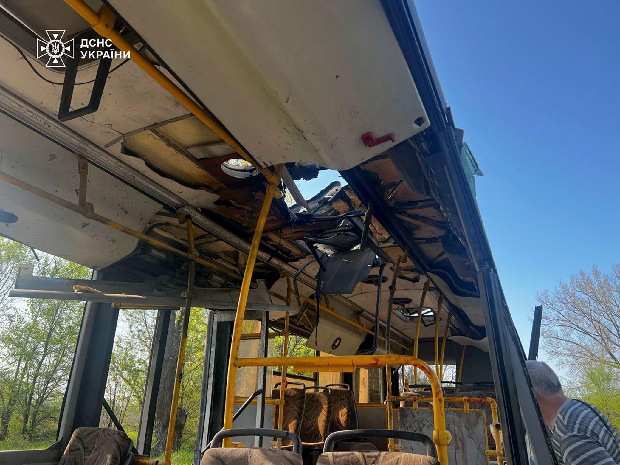 Za Ameriku mirovni pregovori u Londonu 'tehnički', devet mrtvih u ruskom napadu na Ukrajinu 2 Olupina autobusa koji je pogođen granatom