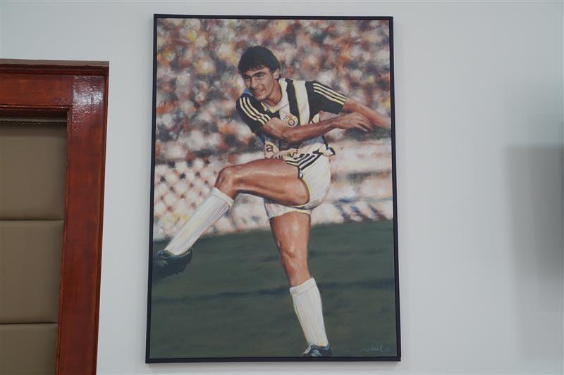 Portret Fadilja Vokrija, kosovskog Albanca i bivšeg fudbalera Partizana, jedna je od prvih stvari koje se mogu videti kada se uđe u kancelariju Branka Ružića u sedištu SPS-a