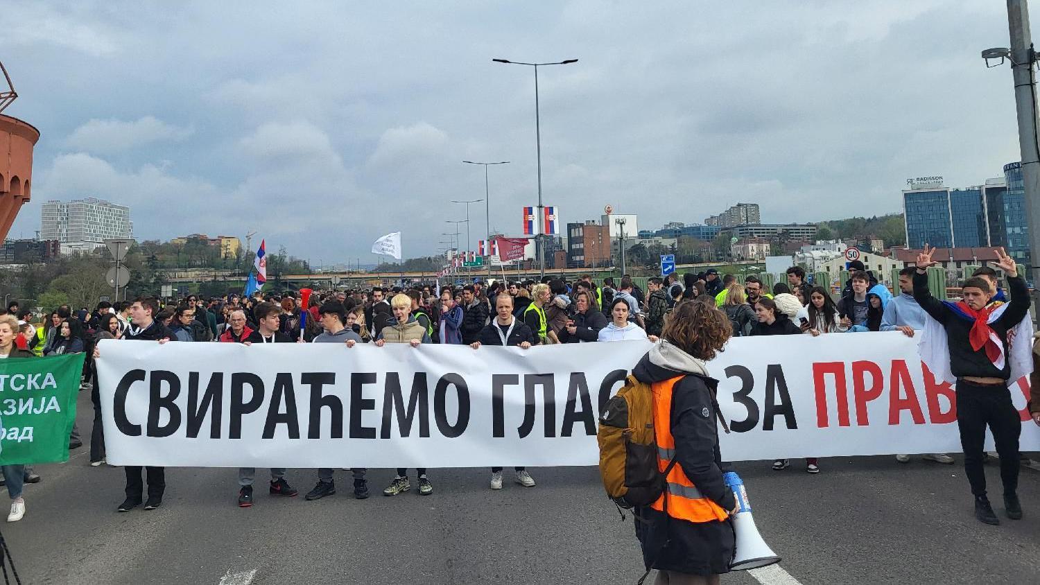 Studenti na tri sata blokirali most Gazela