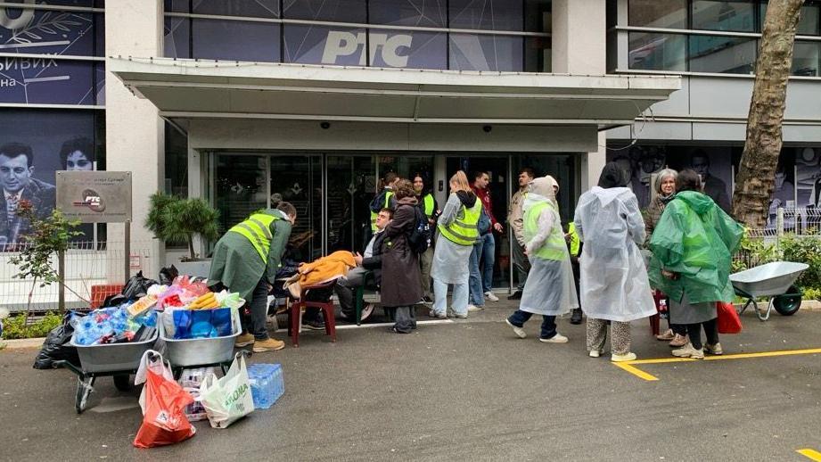 Studenti blokiraju zgradu RTS u Beogradu, odgovor: „Ovo je nasilje" 2 Grupa studenata ispred glavnog ulaza zgrade Javnog servisa u Beogradu