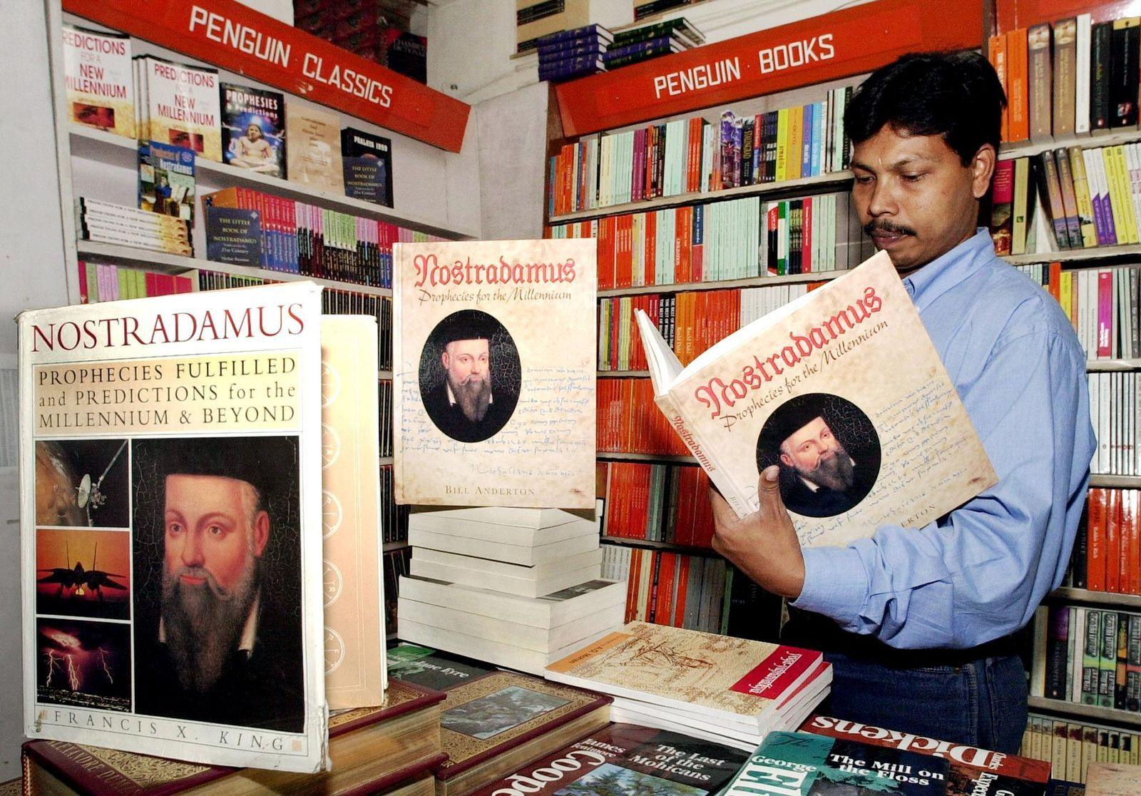 Zašto su Nostradamusova proročanstva i dalje popularna 3 Mušterija prelistava Nostradamusovu knjigu Proročanstva u knjižari 2001.