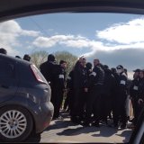 Grupa ljudi u crnom napala i razbila šoferšajbnu Nišliji koji ih je slikao: Pred odlazak naprednjaka na skup u Beogradu 3