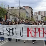 Niški studenti obišli prosvetnu inspekciju: Kancelarije oblepljene "crvenim šakama" 1