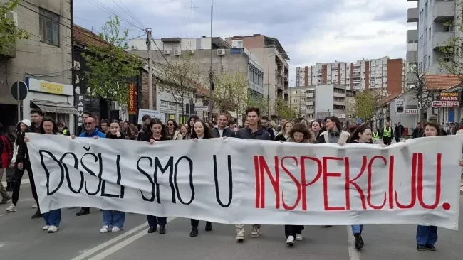 Niški studenti obišli prosvetnu inspekciju: Kancelarije oblepljene "crvenim šakama" 1