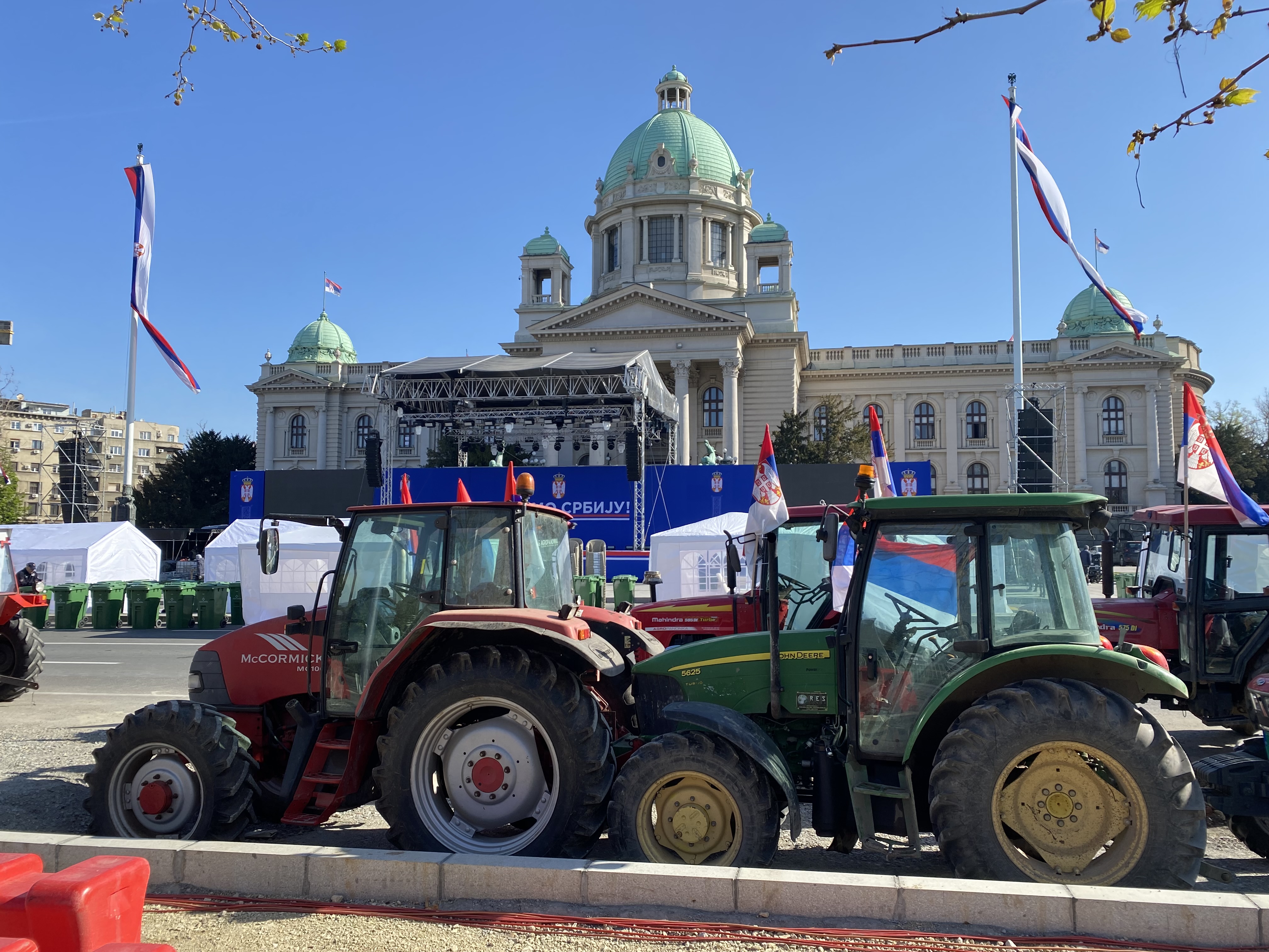 Novi traktori, beli šatori, zatvoren grad: Sve je spremno za Vučićev vašar (FOTO) 5