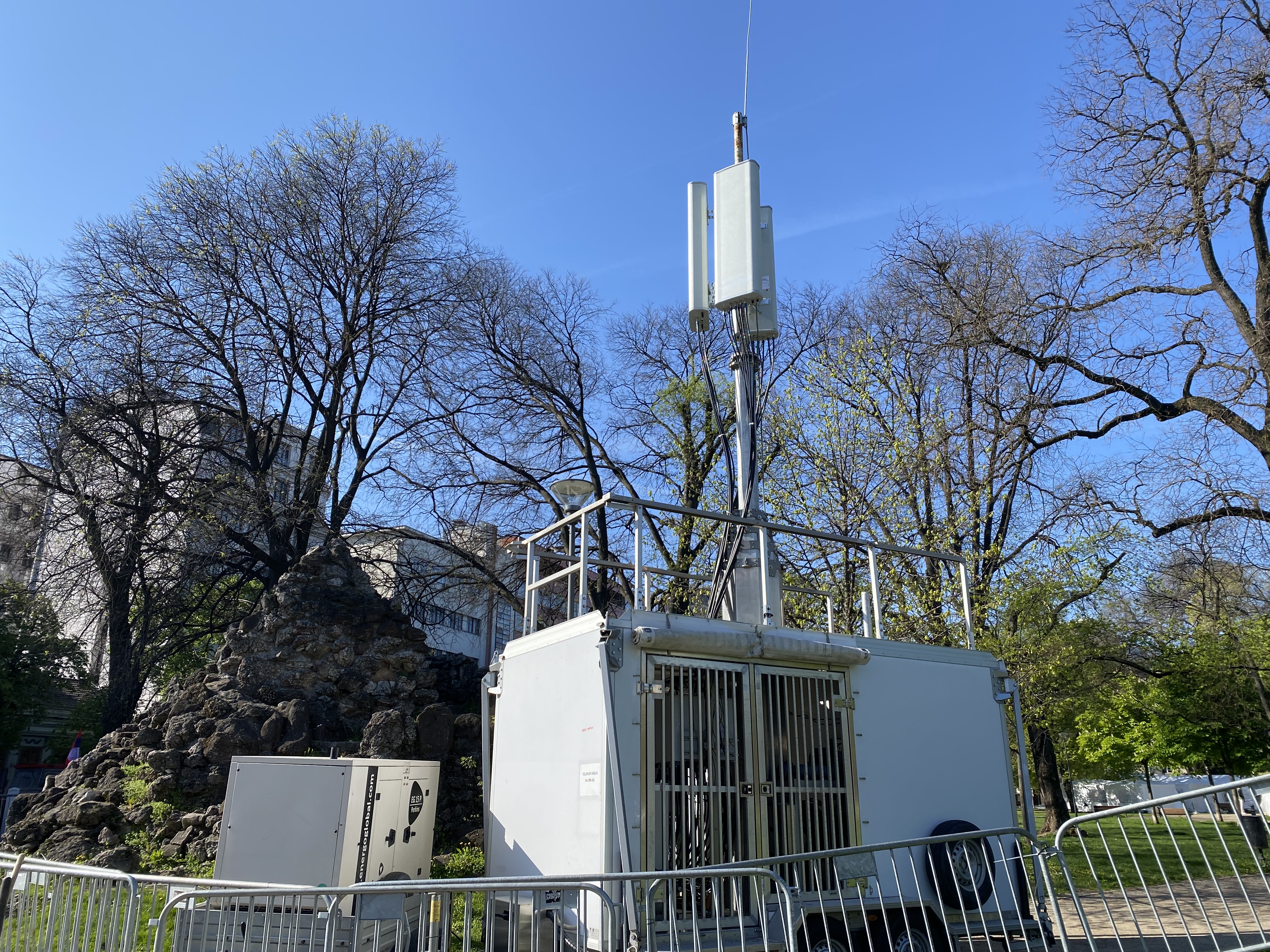 Novi traktori, beli šatori, zatvoren grad: Sve je spremno za Vučićev vašar (FOTO) 6