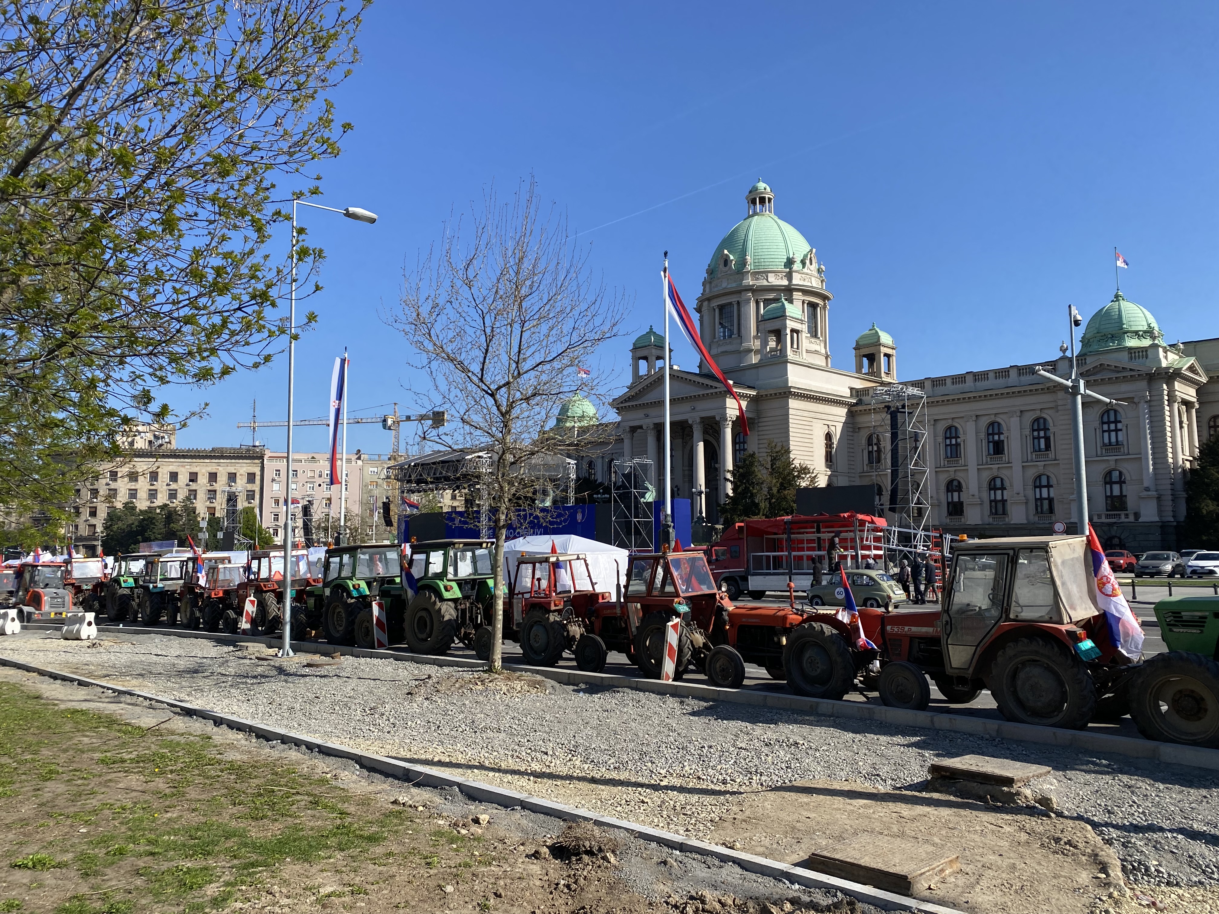 Novi traktori, beli šatori, zatvoren grad: Sve je spremno za Vučićev vašar (FOTO) 4