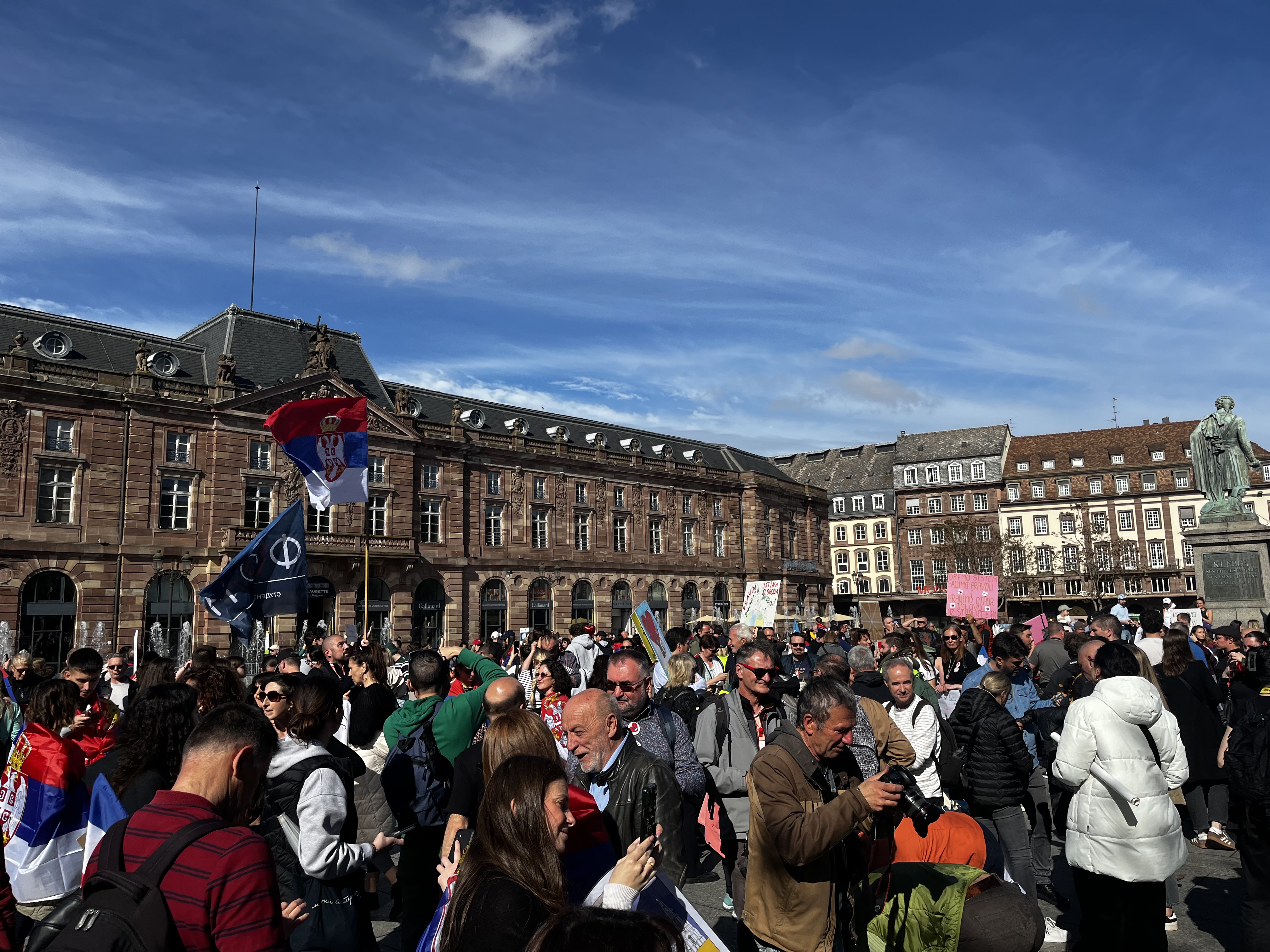 Doček na glavnom trgu: Srpski studenti biciklisti stigli u Strazbur (VIDEO, FOTO) 9